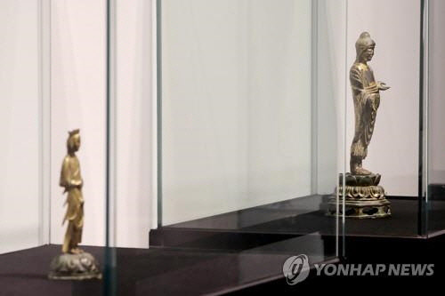 서울 강남구 케이옥션에서 공개한 보물 285호 금동보살입상(왼쪽)과 보물 284호 금동여래입상.    연합뉴스